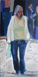 Ausdrucksstarkes Hochformat-Gemälde in Öl von Klaus Dobrunz. Das Werk aus der Serie Lange Tage zeigt eine frontal herannahende Figur in weißer Jacke und blauer Jeans vor einem tiefblauen, kontrastreichen Hintergrund.