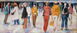 Expressives Panorama-Ölgemälde von Klaus Dobrunz aus der Serie Lange Tage. Eine lebhafte, hell erleuchtete Markt- oder Straßenszene mit flanierenden Passanten, akzentuiert durch eine markante Figur in Rot von hinten.